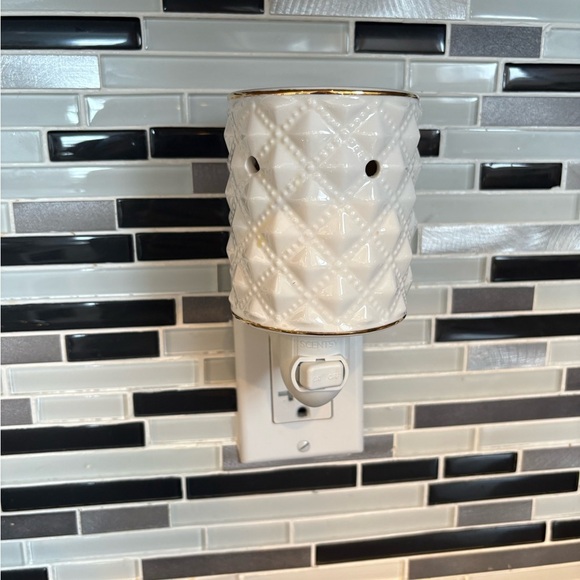 Scentsy Diamond Milk Glass mini warmer - Picture 2 of 3